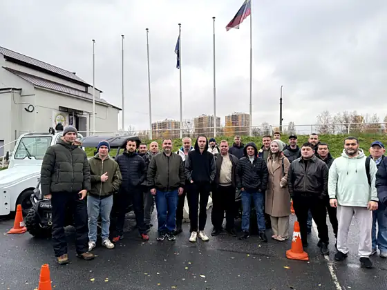 Группа выпускников на учебной площадке «Первой тракторной школы»