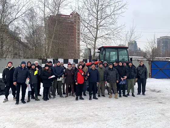 Группа студентов у трактора МТЗ «Беларус»