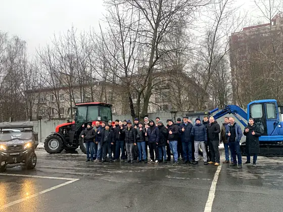 Обучающиеся с учебной техникой на полигоне