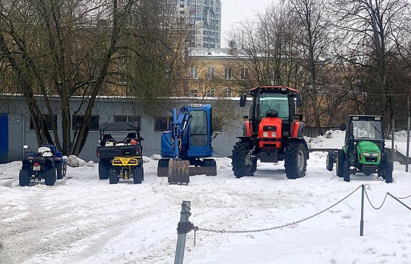 Учебная площадка «Первой тракторной школы»: трактор МТЗ, мини-экскаватор, погрузчик, квадроциклы и спецтехника для обучения